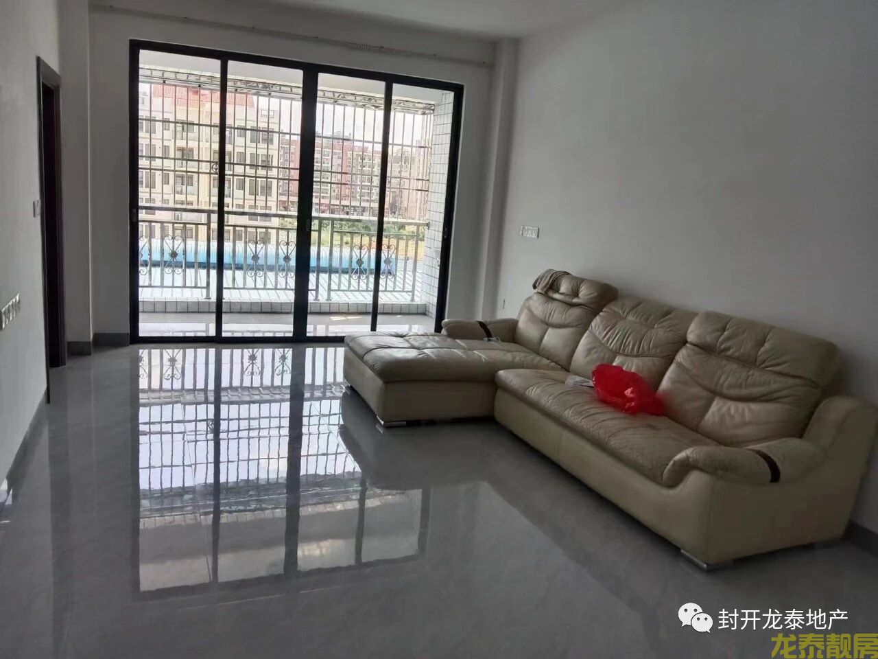 河南新城区华润家园附近步梯5楼三房租900元